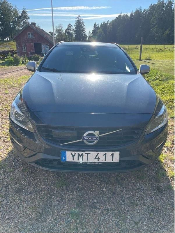 Grå Begagnad 2018 Volvo V60 R-Design Kombi | 180 000 kr (Superpris) - Bild 1/4