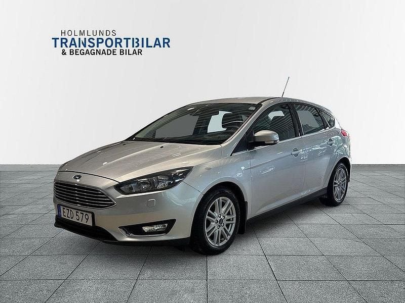 Grå Begagnad 2015 Ford Focus Titanium Halvkombi | 119 900 kr (Marknadspris) - Bild 1/4