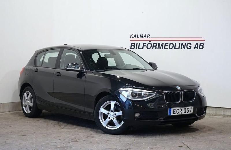 Svart Begagnad 2014 BMW 116 Halvkombi | 99 500 kr (Marknadspris) - Bild 1/4