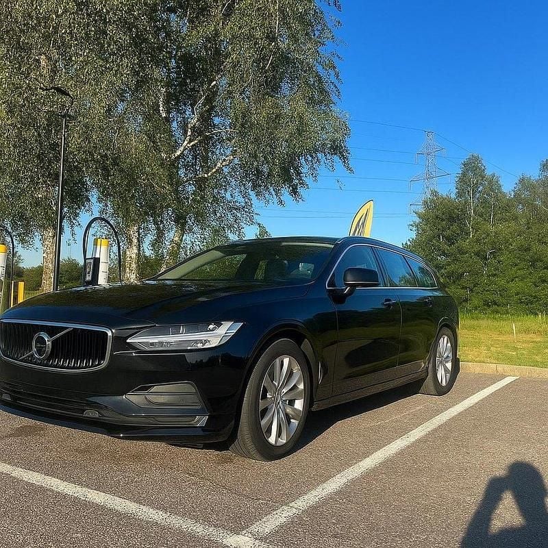Svart Begagnad 2019 Volvo V90 Momentum Kombi | 210 000 kr (Marknadspris) - Bild 1/4