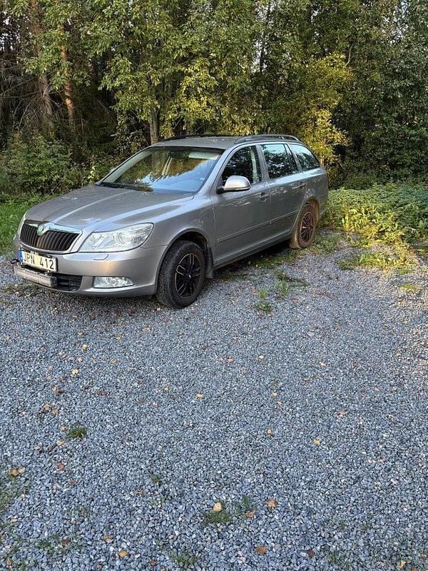 Brun Begagnad 2009 Skoda Octavia Elegance Kombi | 8 000 kr - Bild 1/1