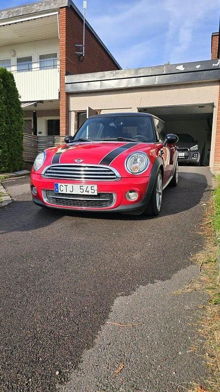 Röd Begagnad 2012 Mini Cooper D Halvkombi | 60 000 kr (Marknadspris) - Bild 1/4