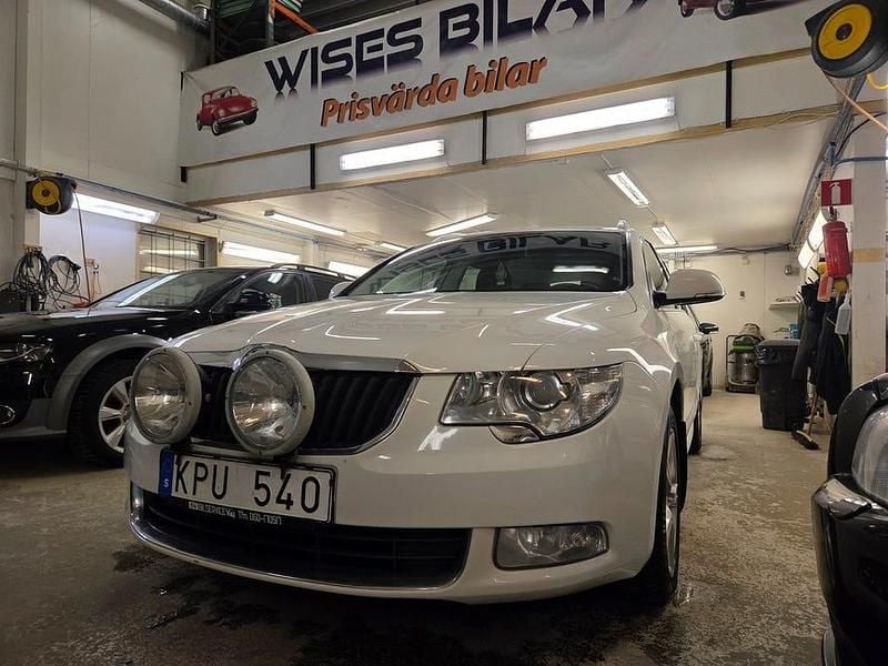 Vit Begagnad 2010 Skoda Superb Elegance Kombi | 59 900 kr (Bra pris) - Bild 1/4
