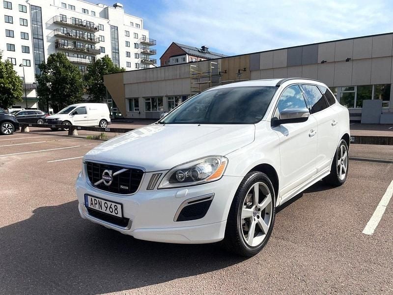 Vit Begagnad 2013 Volvo XC60 R-Design SUV | 124 900 kr (Bra pris) - Bild 1/4