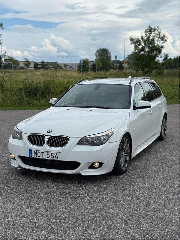 Vit Begagnad 2010 BMW 525 M Sport Kombi | 105 000 kr (Marknadspris) - Bild 1/4