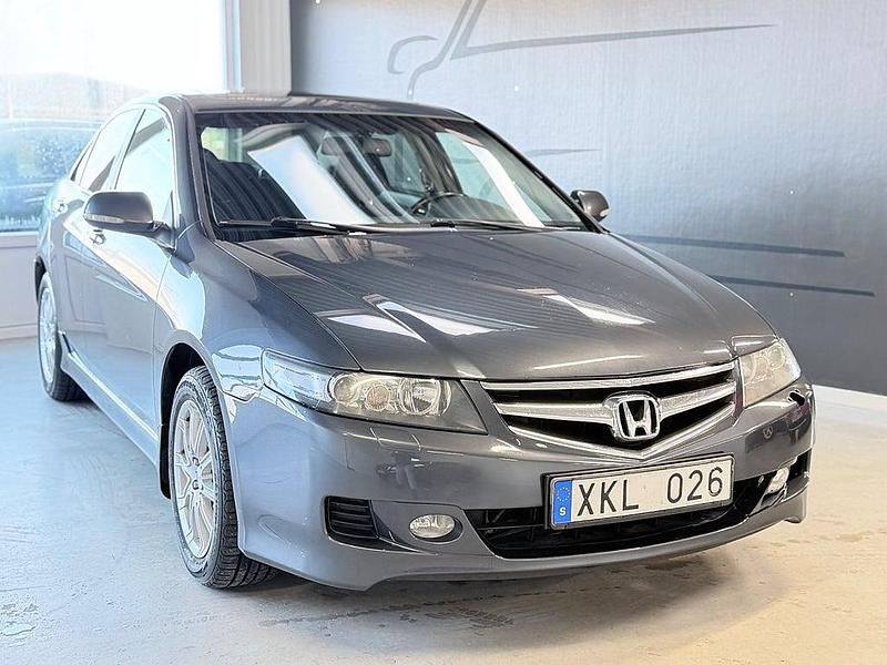 Grå Begagnad 2005 Honda Accord Executive Sedan | 39 900 kr (Marknadspris) - Bild 1/4
