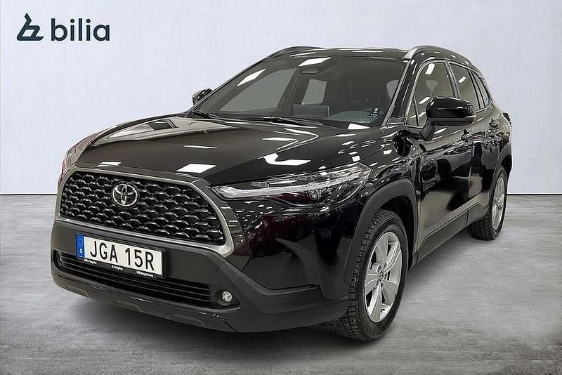 Svart Begagnad 2025 Toyota Corolla Cross Active SUV | 369 800 kr (Bra pris) - Bild 1/3