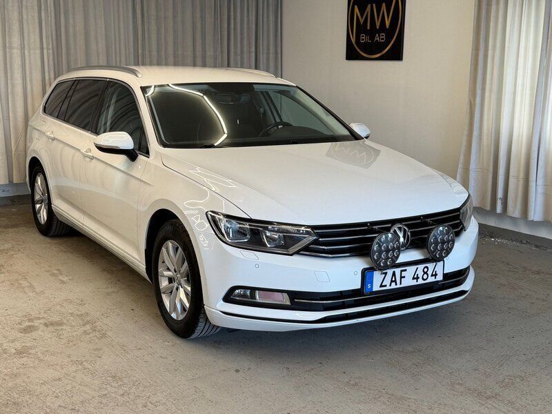 Vit Begagnad 2018 VW Passat Kombi | 184 900 kr (Marknadspris) - Bild 1/4