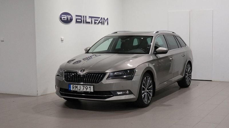 Ljusbrun Begagnad 2017 Skoda Superb LAURIN & KLEMENT Kombi | 233 900 kr (Lite dyr) - Bild 1/4