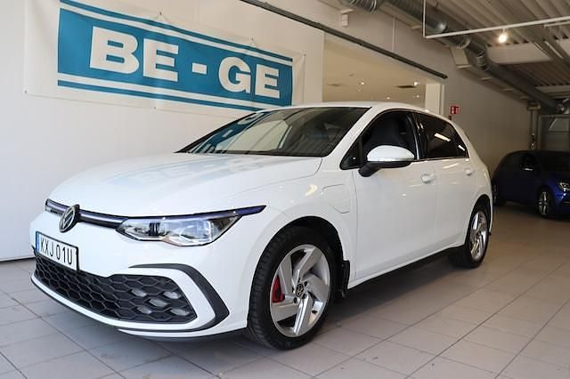 Vit Begagnad 2023 VW Golf VIII GTE Halvkombi | 389 900 kr - Bild 1/4