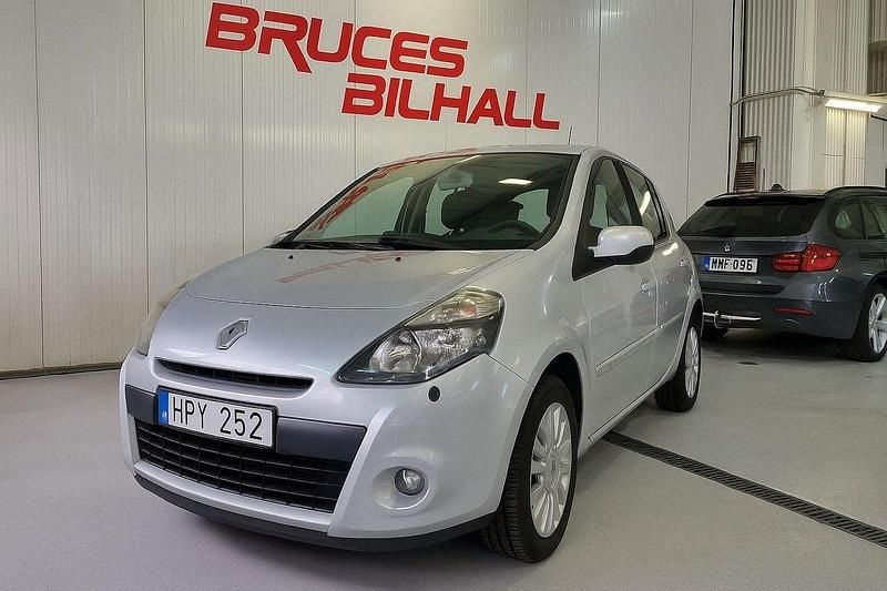 Silver Begagnad 2011 Renault Clio II Halvkombi | 68 900 kr (Dyr) - Bild 1/4