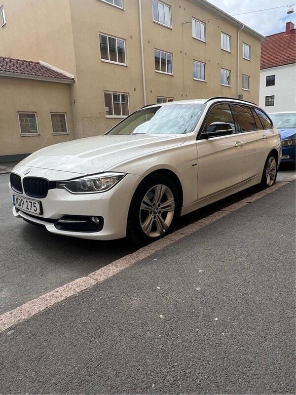 Vit Begagnad 2013 BMW 320 Sport Line Kombi | 109 000 kr (Marknadspris) - Bild 1/4