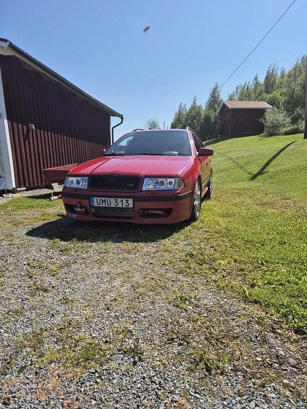 Röd Begagnad 2004 Skoda Octavia Tour Kombi | 15 000 kr (Marknadspris) - Bild 1/2