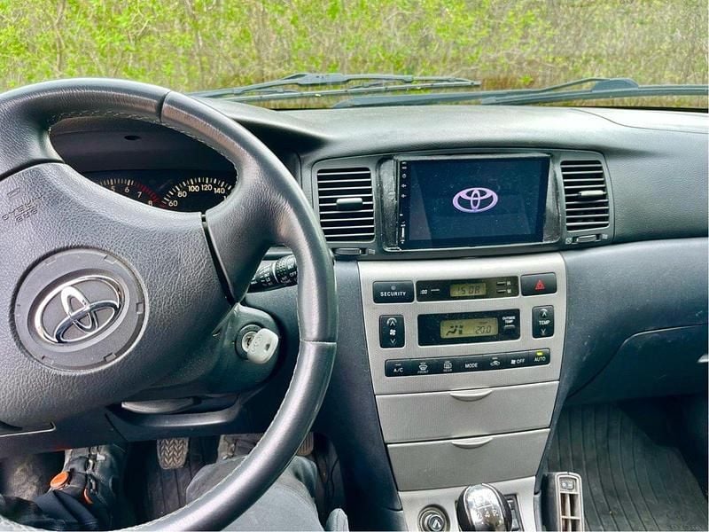 Silver Begagnad 2003 Toyota Corolla Halvkombi | 27 000 kr (Bra pris) - Bild 1/4