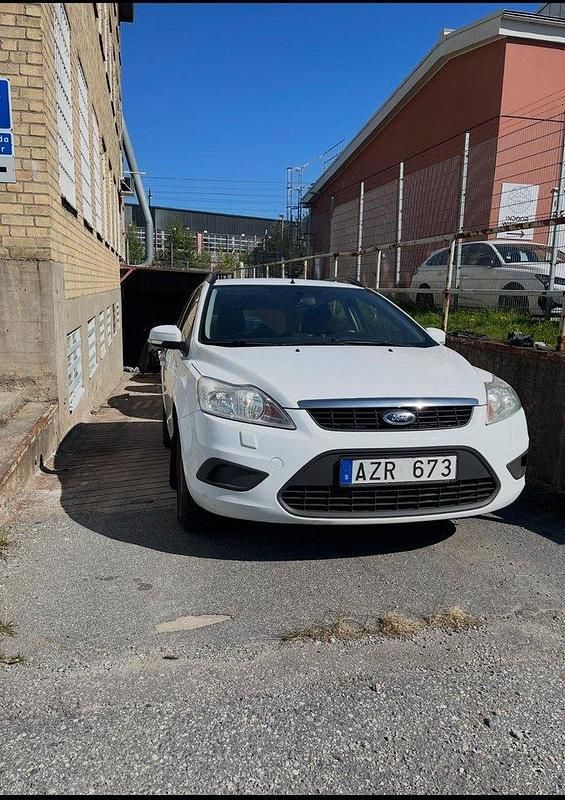 Vit Begagnad 2010 Ford Focus Trend Kombi | 22 500 kr (Bra pris) - Bild 1/4