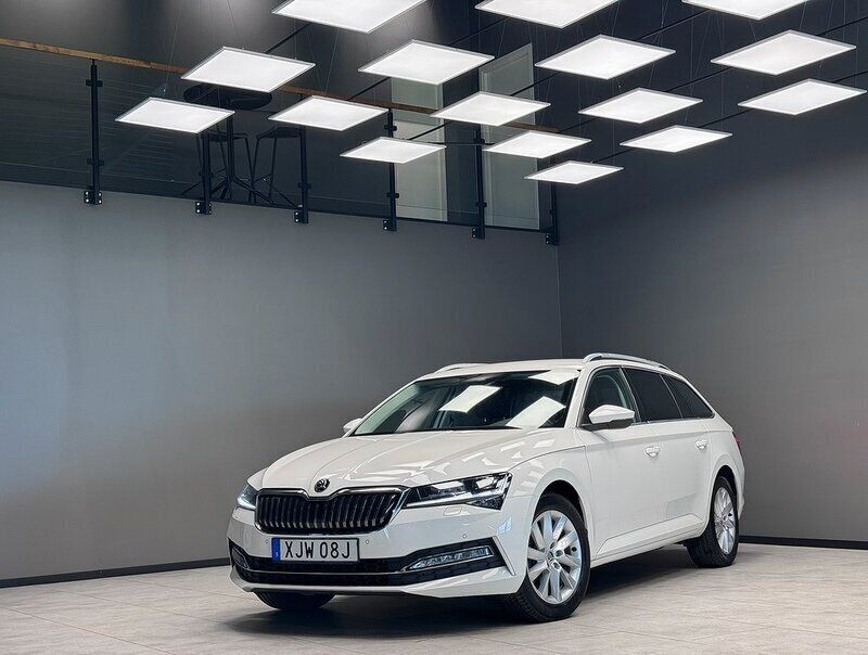 Vit Begagnad 2021 Skoda Superb Business Line Kombi | 259 900 kr (Superpris) - Bild 1/3