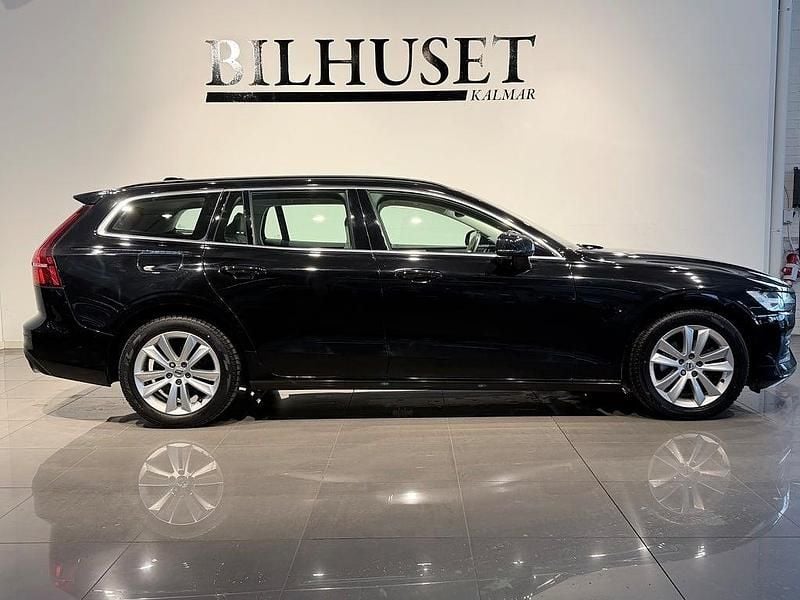 Begagnad Volvo V60 Momentum 197 HK (144 kW) 2021 Svart Kombi
