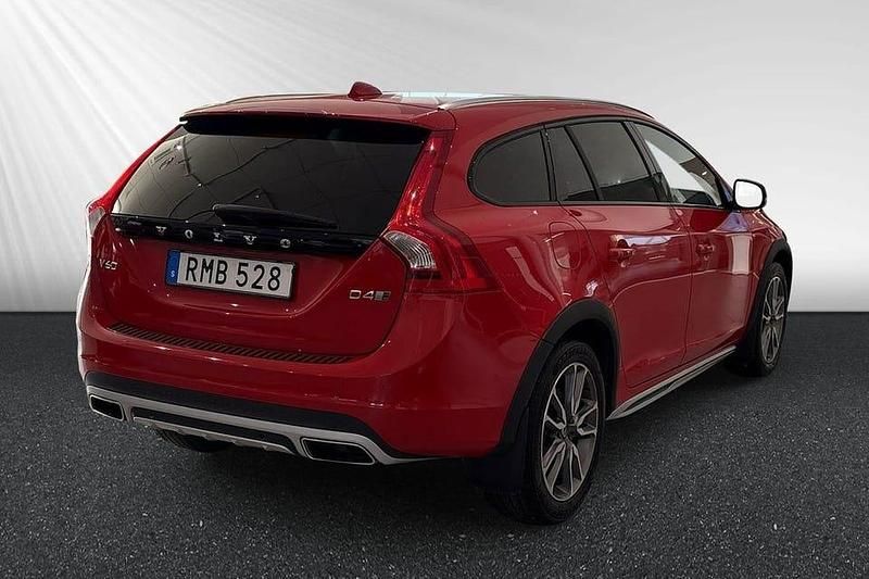 Begagnad Volvo V60 CC Standard 192 HK (141 kW) 2018 Röd Kombi