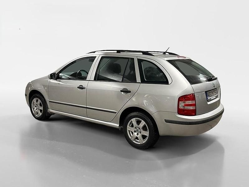 Begagnad Skoda Fabia 64 HK (47 kW) 2004 Silver Kombi