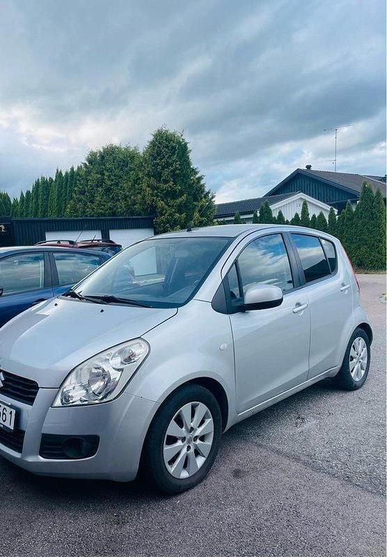 Grå Begagnad 2010 Suzuki Splash Halvkombi | 26 000 kr (Superpris) - Bild 1/4