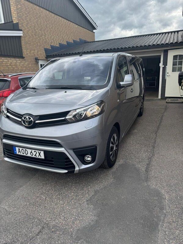 Silver Begagnad 2019 Toyota Proace Verso Kombi | 284 900 kr (Bra pris) - Bild 1/4