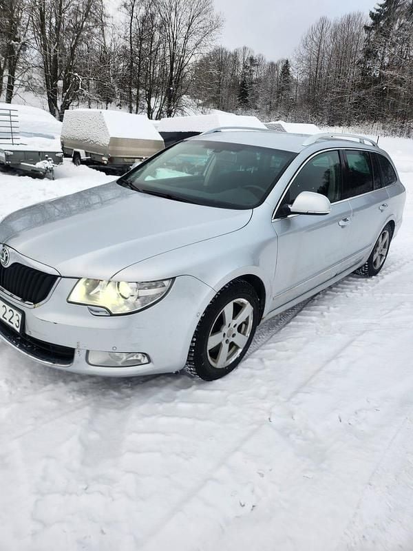 Begagnad Skoda Superb 200 HK (147 kW) 2011 Kombi