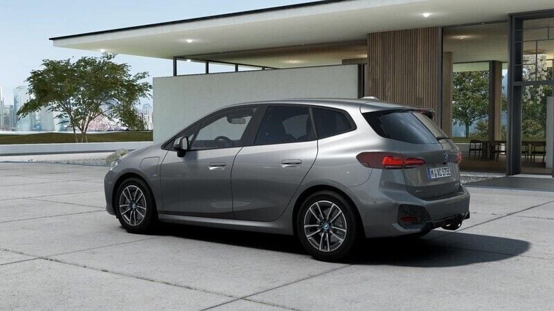 Ny BMW 225 Active Tourer M Sport 245 HK (180 kW) 2025 Grå/silver Minibuss