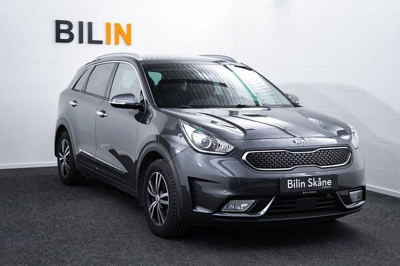 Grå Begagnad 2018 Kia Niro Advance SUV | 159 900 kr (Marknadspris) - Bild 1/4