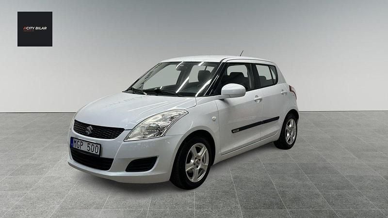 Vit Begagnad 2012 Suzuki Swift Halvkombi | 89 900 kr (Marknadspris) - Bild 1/4