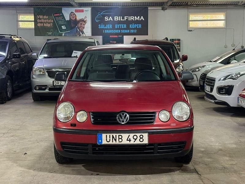 Röd Begagnad 2003 VW Polo Basis Halvkombi | 19 800 kr (Marknadspris) - Bild 1/4