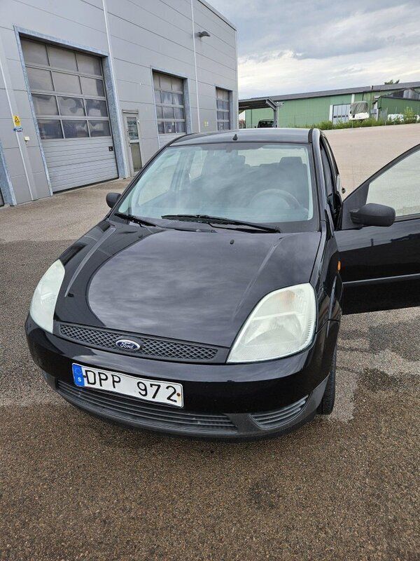 Svart Begagnad 2005 Ford Fiesta Halvkombi | 10 000 kr (Marknadspris) - Bild 1/4