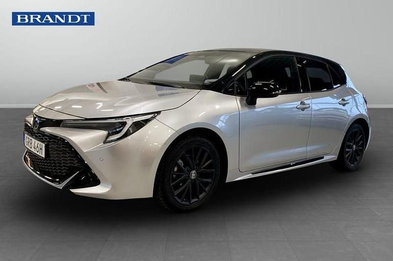 Silver Begagnad 2023 Toyota Corolla Hybrid Sport | 309 900 kr (Marknadspris) - Bild 1/4