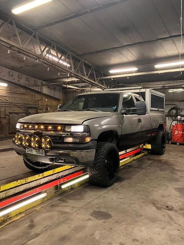 Svart Begagnad 2001 Chevrolet Silverado Sedan | 75 000 kr (Marknadspris) - Bild 1/4