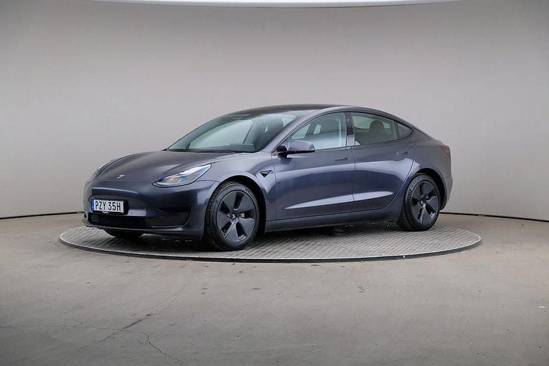 Grå Begagnad 2021 Tesla Model 3 Standard Range Plus Sedan | 259 000 kr (Marknadspris) - Bild 1/4