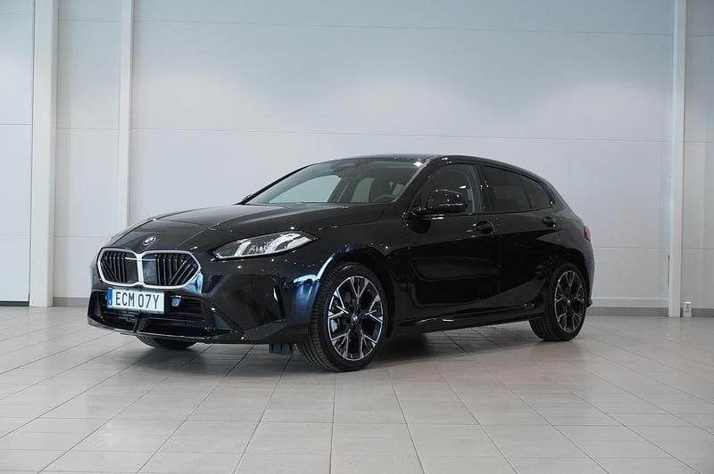Svart Begagnad 2026 BMW 120 M Sport Halvkombi | 369 900 kr - Bild 1/4