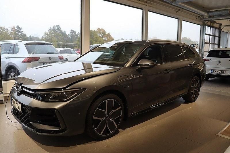 Grå Ny 2026 VW Passat R-line Kombi | 564 600 kr (Marknadspris) - Bild 1/4