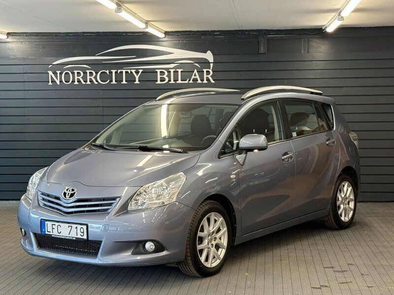 Blå Begagnad 2010 Toyota Verso Minibuss | 79 800 kr (Marknadspris) - Bild 1/4