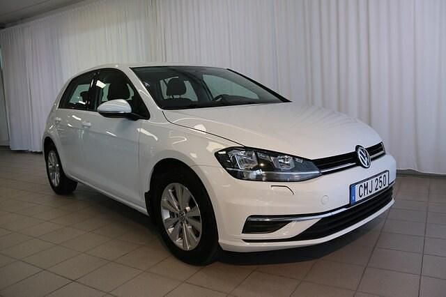 Vit Begagnad 2018 VW Golf VII Sedan | 169 000 kr (Marknadspris) - Bild 1/4