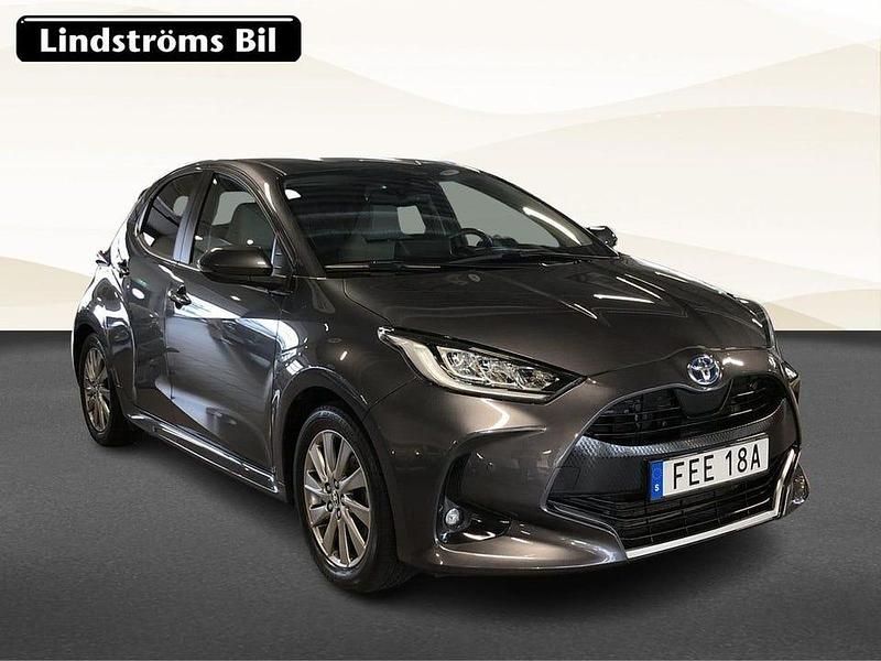 Mörkgrå Begagnad 2022 Toyota Yaris Hybrid Edition Halvkombi | 233 000 kr (Lite dyr) - Bild 1/2