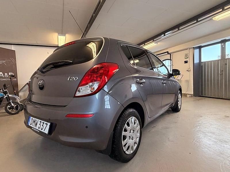 Begagnad Hyundai i20 Select 86 HK (63 kW) 2014 Grå Halvkombi