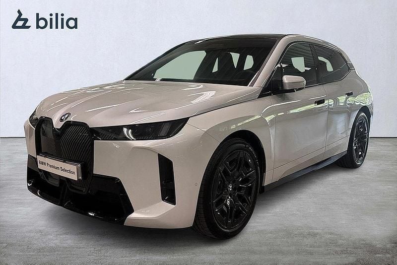 Vit Begagnad 2025 BMW iX M Sport SUV | 1 079 900 kr - Bild 1/3