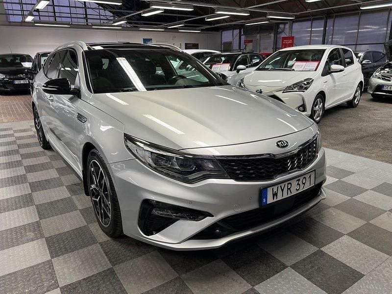 Grå (gråmetallic) Begagnad 2018 Kia Optima GT-Line Kombi | 179 000 kr (Marknadspris) - Bild 1/4