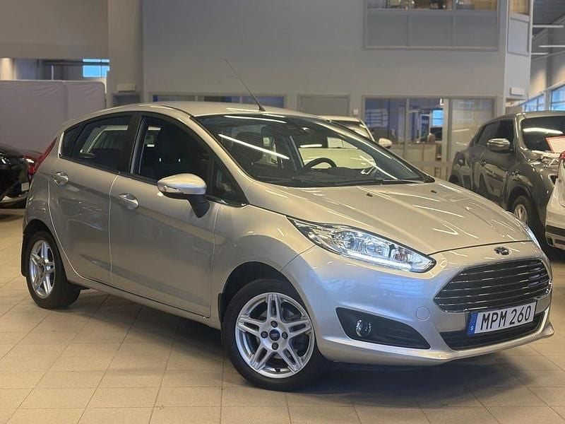 Grå Begagnad 2014 Ford Fiesta Titanium S Halvkombi | 88 000 kr (Marknadspris) - Bild 1/4