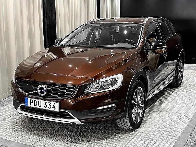 Brun (brun metallic) Begagnad 2017 Volvo V60 CC Summum Kombi | 179 900 kr (Bra pris) - Bild 1/4