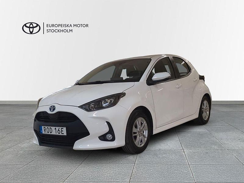 Vit Begagnad 2022 Toyota Yaris Hybrid Active Halvkombi | 199 800 kr (Marknadspris) - Bild 1/3