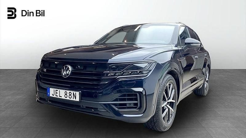 Mörkblå Begagnad 2020 VW Touareg R SUV | 589 900 kr (Marknadspris) - Bild 1/4