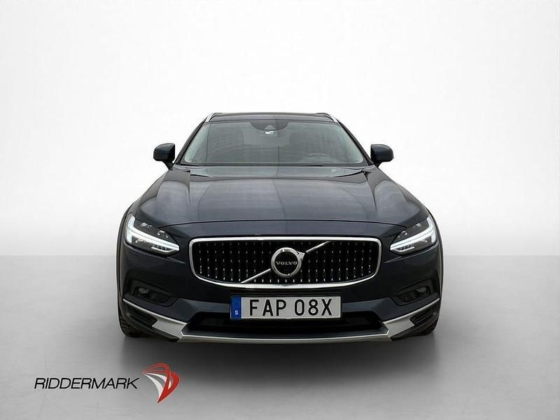 Begagnad Volvo V90 CC Momentum 197 HK (144 kW) 2020 Mörkblå Kombi