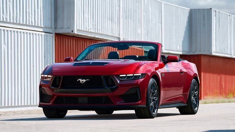Vit Ny 2024 Ford Mustang GT Convertible Cab | 743 900 kr - Bild 1/4