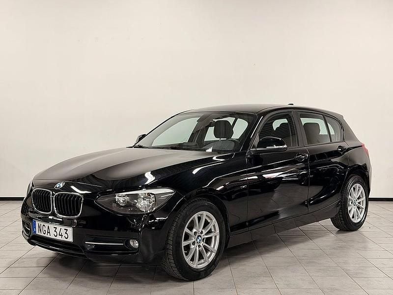 Begagnad BMW 118 Sport Line 143 HK (105 kW) 2012 Svart Halvkombi