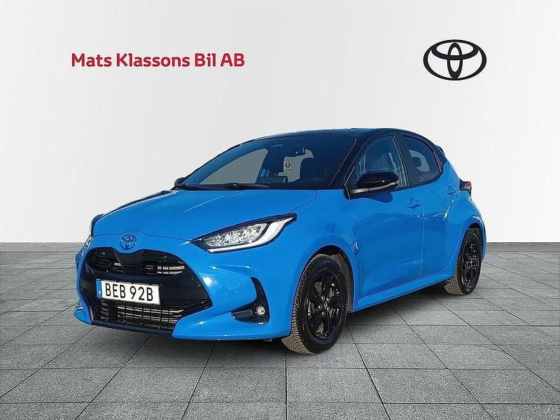 Blå Begagnad 2024 Toyota Yaris Hybrid Halvkombi | 289 000 kr - Bild 1/4